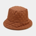 Detalle de gorro de pescador acolchado marrón con costuras de diamante y tela de nylon - M (56-58cm) / Tostado