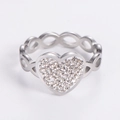 Macro de anillo de corazón plateado con pavé de cristales y diseño de banda de cadena - US 6 / Color Acero