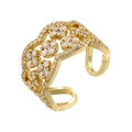 Gros plan détaillé d'une bague fleur plaquée or avec cristaux étincelants sur fond blanc - VJ644 Floral Ajouré / Or