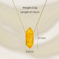 Detail van geel kristallen zeshoekige prisma hanger met 41+5cm gouden ketting maten - Citrien