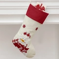Detailansicht eines beigen Weihnachtsstrumpfs mit Schneemann-Stickerei am Kamin - Weihnachtsschneemann-Strumpf