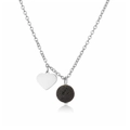Détail macro du pendentif cœur poli et de la pierre de lave noire sur chaîne en acier - Perle 10MM / Argent - Pierre de Lave