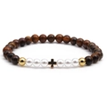 Bracciale da donna con perline occhio di tigre marrone, perle bianche e croce dorata - Croce