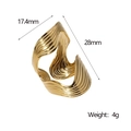 Detalle de la textura ondulada y medidas del anillo irregular de acero inoxidable dorado - Dorado