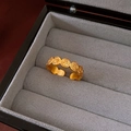 Gros plan d'une bague plaquée or avec caractères chinois gravés pour la sécurité et joie - 15# Bague-Or-Plaqué or véritable