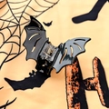 Gros plan sur la pince à cheveux en forme de chauve-souris noire avec finition brillante - Noir