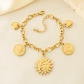 Makroaufnahme eines goldenen Charm-Armbands mit Münzanhängern auf edlem Stoff - Herz Münze Sonne Mond Anhänger(KB205826-SXSJ)