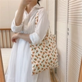 Dettaglio borsa shopper in cotone con stampa di tulipani arancioni e tracolla in tessuto - Base bianca con piccoli fiori arancioni