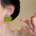 Dettaglio di orecchini a nappa con perline blu e verdi indossati da una modella nel ritratto - Nappa di Perline Fatta a Mano Verde (5# Silver Earring Post - Verde)