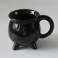 Vista dettagliata della tazza calderone in ceramica nera a tre gambe con finitura lucida - 350ml / Tazza a Calderone con 3 Piedi / Nero Puro