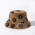 Detailansicht eines braunen Plüsch-Anglerhuts mit flauschigem Kunstpelz und Gänseblümchen - Verstellbar / Khaki Mit Schwarzen Blumen