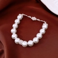 Dettaglio del bracciale di perle con ciondolo floreale in zircone su seta lussuosa - Argento
