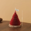 Rote Origami Weihnachtsbaum Duftkerze aus Sojawachs Detailansicht mit genauen Maßen. - Kleiner Origami-Weihnachtsbaum Rot