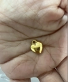 Ciondolo a cuore in acciaio al titanio con placcatura in oro tenuto sul palmo - Cuore / Oro