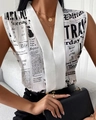 Detail des V-Ausschnitts und Zeitungsdrucks auf der ärmellosen Sommerbluse für Damen - S / Zeitungsdruck