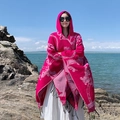 Poncho à capuche ethnique rose rouge avec motifs blancs et franges noires pour voyage - LM316 Chaîne Baroque - Rose