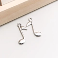 Dettaglio di ciondoli a forma di nota musicale argento per creazione gioielli - 1 pezzo Nota Musicale Argento Antico 8*24mm - 0,7g