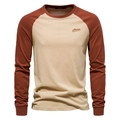 Detail van de contrasterende ronde hals en merklogo op het raglan shirt met lange mouwen - S / Khaki