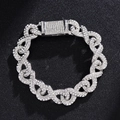 Gros plan d'un bracelet cubain hip-hop argenté avec strass brillants sur fond noir texturé - 8 pouces (20cm) / Argent
