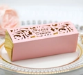 Scatola regalo Diwali rosa e oro con scritta intagliata su un piatto di ceramica - Rosa