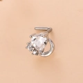 Vista macro dettagliata di un piercing al naso a L in acciaio inossidabile con cuore e zircone - Taglia 8 / Argento