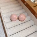 Pendientes de perlas rosas con acabado de nácar suave en expositor de terciopelo - Rosa (Poste de pendiente de plata)