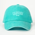 Dettaglio del cappellino da baseball blu menta in cotone lavato con ricamo California - Taglia unica / Blu lago