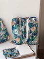 Detail der floralen Baumwolltasche mit passendem Haargummi und Simple Wish Etikett - Schultertasche Tote
