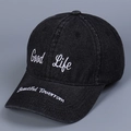 Detail einer schwarzen Jeans-Baseballkappe mit weißen Good Life- und Beautiful Tomorrow-Stickereien - M (56-58cm) / Schwarz