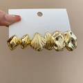 Makroaufnahme der vergoldeten geometrischen Haarspange mit welliger Lava-Metallstruktur - Gold (Sechsteiliges Set-6#)