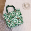 Détail du sac à lunch en coton floral avec poignées vertes et bouton-pression doré - Fond Vert Foncé Fleuri