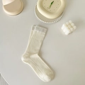 Calcetines minimalistas de mujer en color blanco crema con diseño de rayas verticales - Talla única / Blanco Leche