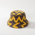 Dettaglio della trama a zigzag spessa su un cappello bucket in peluche giallo e grigio - M (56-58cm) / Giallo