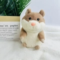 Niedliches Meerschweinchen-Plüschtier in Braun und Weiß auf einem weichen Teppich - Hellbraun / 20cm