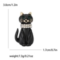 Spilla gatto in smalto nero con occhi in gemma verde e scintillante collare di strass - Nero