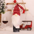 Funda de botella de vino de gnomo navideño con gorro de punto gris rojo y copos - Rojo Oscuro Patrón