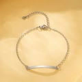 Minimalistisches Armband aus silbernem Edelstahl mit gebogenem Steg und Karabiner - Silber