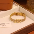 Détail du bracelet en maille dorée avec lettre J et breloque cœur dans un écrin en bois - Lettre J