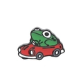 Détail d'un pin's en émail avec un petit crapaud vert conduisant une voiture rouge - C1760 Broche Grenouille en Voiture