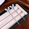 Détail de boucles d'oreilles papillon en cristal bleu avec pompons argent sur soie - Pompon Papillon Bleu (17#) / Bleu/Argent