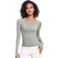 Dettaglio del top sportivo a maniche lunghe slim fit con fori per i pollici e maglia - Grigio Terra