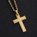 Detailaufnahme der goldenen doppelschichtigen Kreuzkette auf schwarzem Hintergrund - O Kette / Gold