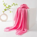 Leuchtend pinker Schal aus Baumwoll-Leinen mit Quasten auf weißem Präsentationsständer - 100*190cm / 65 Rosa