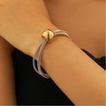 Bracciale multistrato da donna con sfera dorata e catene argentate indossato sul polso - Bracciale multistrato con decorazione a sfera (M-397)