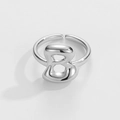 Dettaglio anello regolabile argento con design a lettera B in metallo dalla finitura liscia - Lettera B