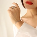 Set bracciale con dischi d'argento e anello a fascia testurizzato indossati da modella - 15+5cm / Color Acciaio