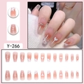 Vue détaillée de faux ongles dégradé rose avec motifs de cœur et d'argent brillant. - Dégradé Blanc Lait Rose Coeur Anneau Argent (Y-266)
