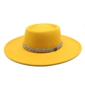 Dettaglio del cappello in feltro giallo con fascia di strass e logo M metallico - M(56-58cm) / Giallo