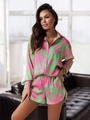 Détail de l'imprimé abstrait vert et rose sur l'ensemble chemise satinée et short - S / Imprimé Floral Rose et Vert