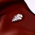 Macro spilla a piuma placcata oro 18k con zirconi lucenti su seta rossa - Forma a Piuma (Argento-Placcato in Oro Vero) / Argento